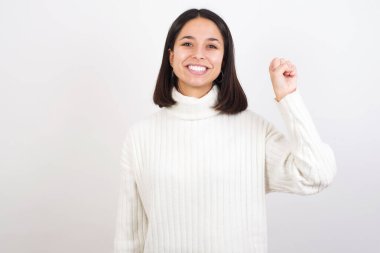 Genç esmer kadın Çince işaret dilinde on numarayı işaret ediyor.