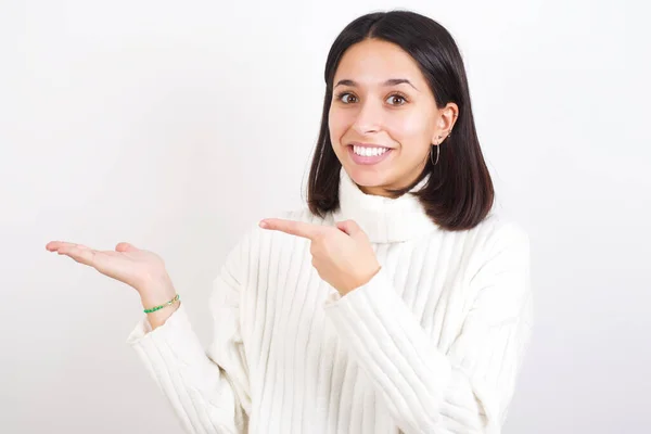 Mladá Žena Ukazuje Drží Ruku Ukazující Reklamy — Stock fotografie
