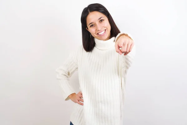 Jonge Vrouw Wijzen Naar Camera Met Een Tevreden Zelfverzekerde Vriendelijke — Stockfoto