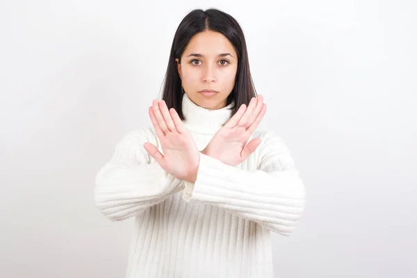 年轻女人有拒绝的表情 手牵着手 做着消极的手势 生气的脸 — 图库照片