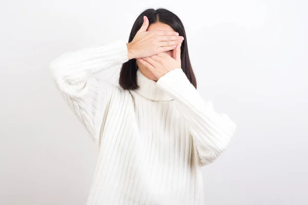 Jonge Vrouw Ogen Mond Bedekken Met Handen Verrast Geschokt Emoties — Stockfoto