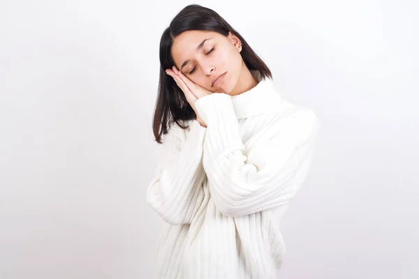 Joven Mujer Durmiendo Cansada Soñando Posando Con Las Manos Juntas — Foto de Stock