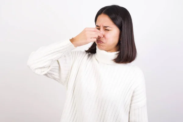 Ung Kvinna Luktar Något Stinkande Och Äckligt Outhärdlig Lukt Håller — Stockfoto