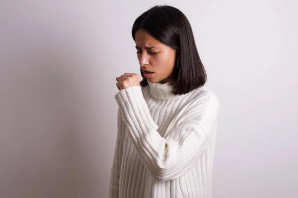 風邪や気管支炎の症状として咳をしている若い女性です 医療の概念 — ストック写真