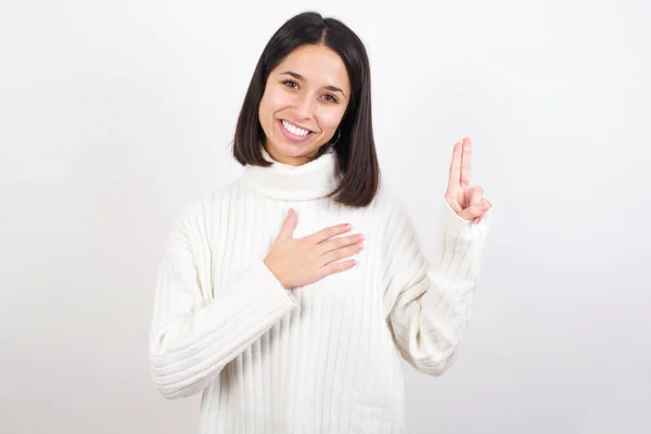 Jovem Mulher Sorrindo Jurando Com Mão Peito Dedos Para Cima — Fotografia de Stock