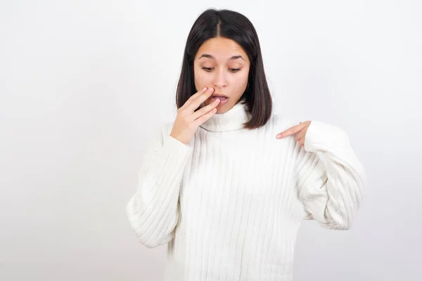 Mujer Joven Sorprendida Mirada Sorprendentemente Hacia Abajo Indica Blanco Con — Foto de Stock