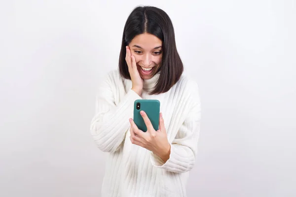 Mujer Joven Sosteniendo Las Manos Lectura Célula Sms Utilizando Nueva —  Fotos de Stock