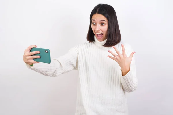 Guau Mujer Joven Emocionada Mostrando Teléfono Móvil Con Gesto Mano —  Fotos de Stock