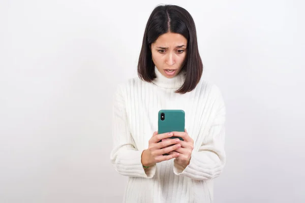 Mujer Joven Enfocada Usa Teléfono Inteligente Leyendo Noticias Redes Sociales —  Fotos de Stock
