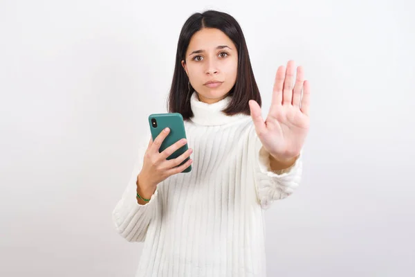 Ung Kvinna Använder Och Sms Med Smartphone Med Öppen Hand — Stockfoto