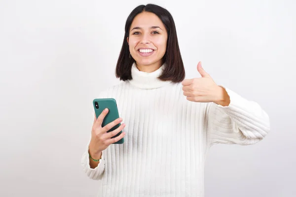 Retrato Mujer Joven Usando Mensajes Texto Con Teléfono Inteligente Feliz —  Fotos de Stock