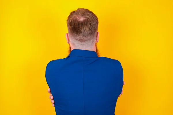 Γενειοφόρος Καυκάσιος Άνδρας Που Φοράει Μπλε Μπουφάν Ποζάροντας Κίτρινο Φόντο — Φωτογραφία Αρχείου