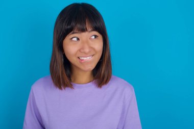 Dudaklarını ısıran ve uzayı boşaltmak isteyen hayret verici genç bir kadın..