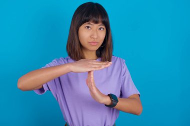 Genç bir kadının üzgün olması, mola vermesi, durması, sıkı çalışmadan sonra dinlenmesi, el işaretini kırdığını gösteriyor.