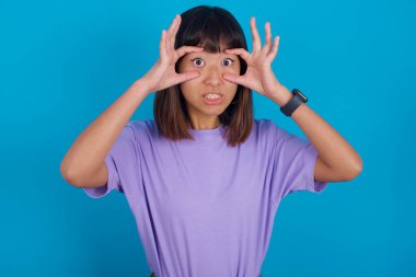 Başarı fırsatı bulmak için gözlerini açık tutan genç bir kadın..