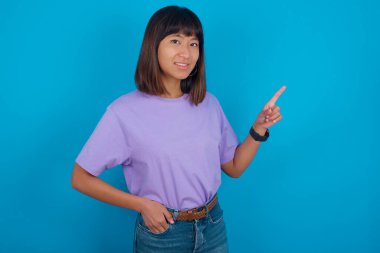 Kameraya bakan genç bir kadın parmak boş yer satışlarını gösteriyor.