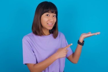 İlan veren ve el ele tutuşan genç bir kadın.