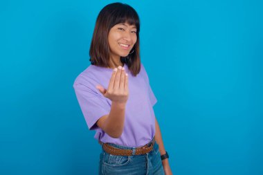 Genç bir kadın benimle gelmek için davet ediyor. Gelmene sevindim.