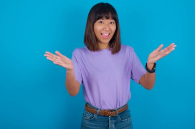 Genç bir kadın deliliği kutluyor ve başarıya hayret ediyor. Kolları havada ve gözleri açık heyecanla haykırıyor. Kazanan konsept