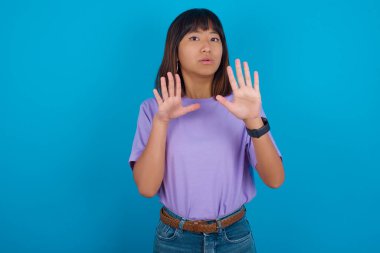 Genç bir kadın, avuç içlerini çekerken reddediyor ve iğrenç bir ifadeyle reddediyor. Dur ve yasakla.