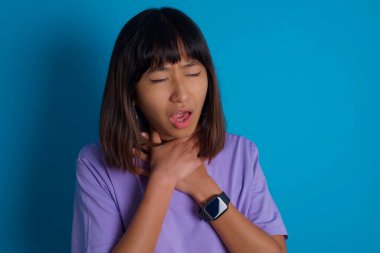 Genç bir kadın boğularak ölüyor çünkü boğularak ölüyor. Sağlık problemi. Boğulma ve intihar konsepti.