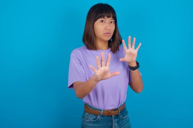 Korkmuş ve korkudan dehşete düşmüş genç bir kadın. El hareketlerini bırak, şok içinde bağır. Panik konsepti.