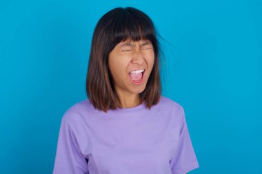 Öfkeli ve öfkeli genç bir kadın sinirli ve öfkeliydi. Öfkeyle bağırıyordu. Öfke ve agresif kavram.