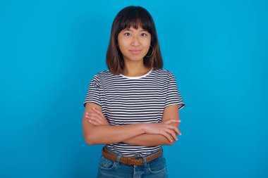 Gülümseyen güzel bir gülümsemesi olan genç bir kadın. Pozitif duygu kavramı