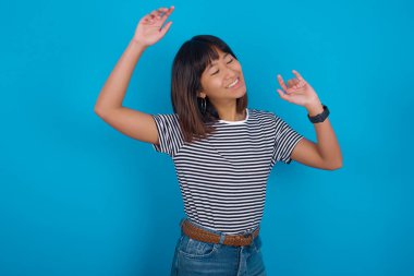 Genç bir kadın avuç içi yapar ve geniş bir şekilde gülümser. Kıkırdar. Komik espriler duyar.