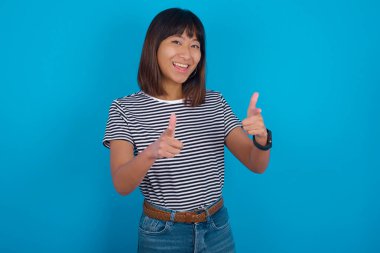 Genç bir kadın parmaklarını kameraya doğrultur ve birini seçer. Seni tavsiye ederim. En iyi seçim