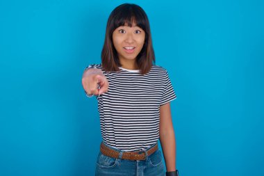 Komik genç kadın yüzünü buruşturur ve şaşı yapar. Aptal rolü yapar..