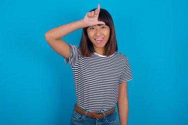 Heyecanlı genç bir kadın işaret parmağıyla seni işaret ediyor ve çok komik bir şey görüyor. Vay canına, inanılmaz.