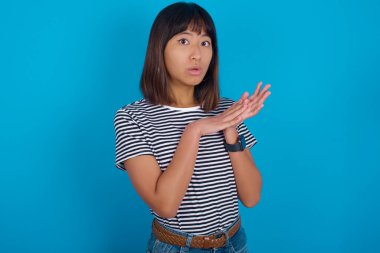 İtalyan jesti yapan genç bir kadın. El ve parmaklarıyla kendine güvenen bir ifade.