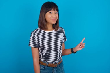 Tatmin olmuş genç bir kadın sağ üst köşede iyi bir teklif sunuyor. Bağlantı üzerine tıklayın.