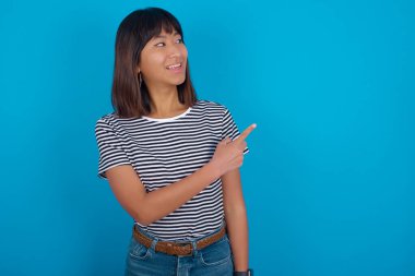 Genç bayan, neşeli bir şekilde fotokopi alanını gösteriyor. Değişik görün.