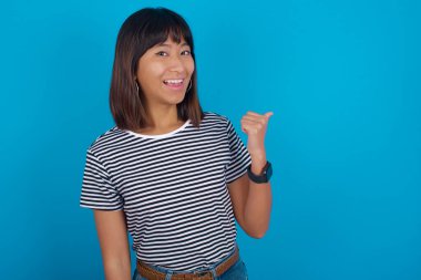 Etkileyici genç bir kadın boş bir alanı işaret ediyor.