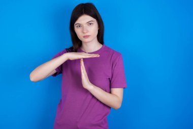 Genç bir kadının üzgün olması, mola vermesi, durması, sıkı çalışmadan sonra dinlenmesi, el işaretini kırdığını gösteriyor.