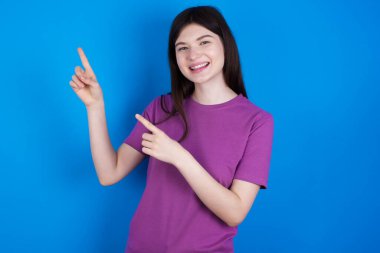 En düşük fiyatları gösteren ve kameraya bakan genç bir kadın.