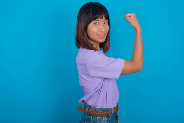 Portrait Powerful Cheerful Young Woman Showing Muscles — Stock Photo, Image