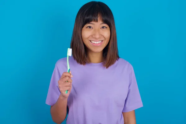 Young Woman Holding Toothbrush Smiling Dental Healthcare Concept — Stock Photo, Image