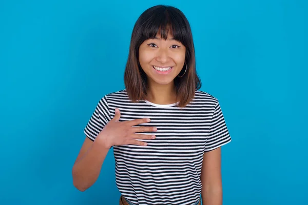 Jovem Mulher Íngremes Dedos Parece Misterioso Lado Tem Grande Plano — Fotografia de Stock