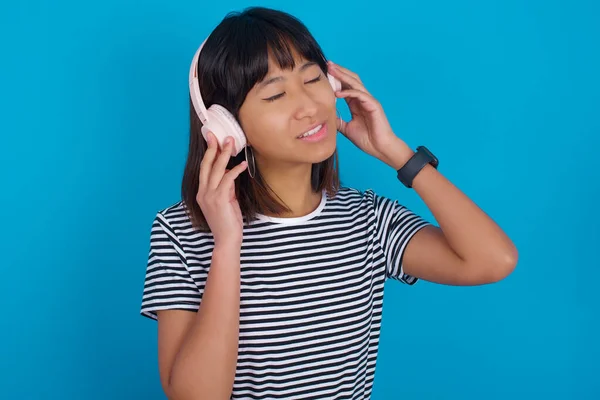 Jonge Vrouw Met Koptelefoon Haar Hoofd Luistert Naar Muziek Geniet — Stockfoto