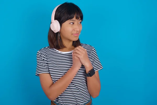 Jonge Vrouw Draagt Stereo Koptelefoon Luisteren Naar Muziek Geconcentreerd Kijken — Stockfoto
