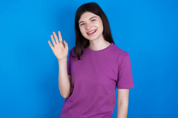 Young Woman Waiving Saying Hello Happy Smiling Friendly Welcome Gesture — Φωτογραφία Αρχείου