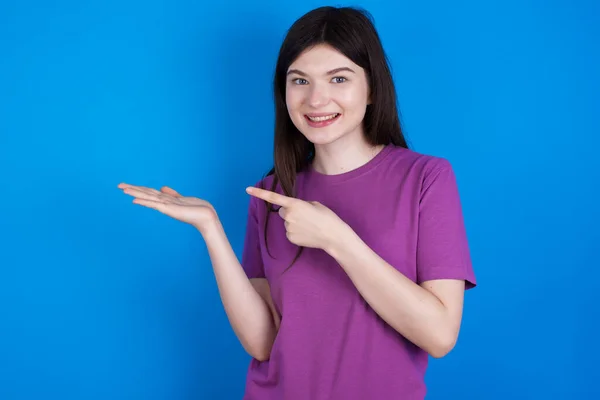 Junge Frau Zeigt Und Hält Hand Die Werbung Zeigt — Stockfoto