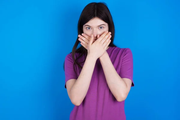 Młoda Kobieta Zaszokowana Zakrywaniem Ust Przez Pomyłkę Tajna Koncepcja — Zdjęcie stockowe