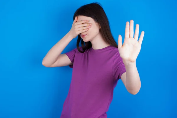 Młoda Kobieta Zakrywa Oczy Dłonią Robi Gest Zatrzymania Stara Się — Zdjęcie stockowe