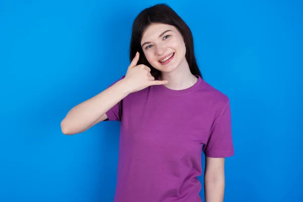 Μια Νεαρή Γυναίκα Χαμογελά Κάνοντας Τηλεφωνική Χειρονομία Χέρια Και Δάχτυλα — Φωτογραφία Αρχείου