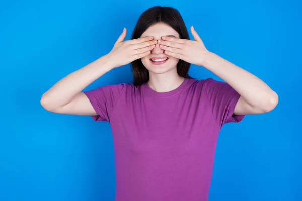 Gülümseyen Neşeli Komik Ellerle Gözlerini Kapayan Genç Bir Kadın Kör — Stok fotoğraf