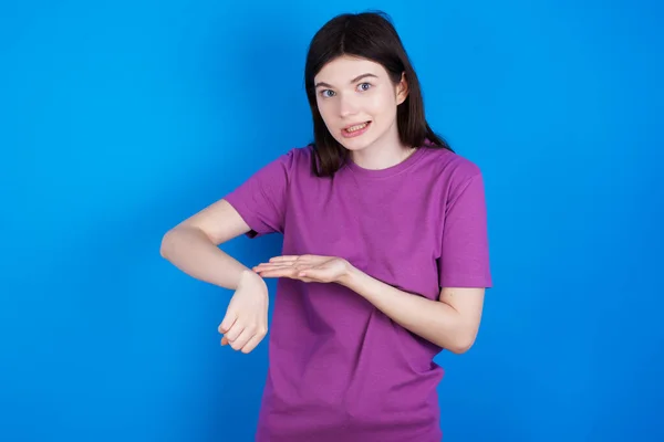 Young Woman Hurry Pointing Watch Time Impatience Upset Angry Deadline — Stock Photo, Image